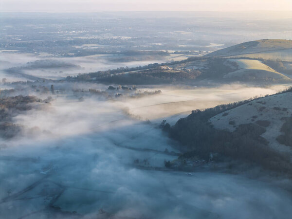 Прекрасный пейзаж воздушного беспилотника восход солнца изображение инверсии атмосферных облаков над Южным Даунсом