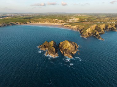 Cornwall 'daki Holywell Körfezi' nin canlı yaz günbatımında çekilmiş güzel hava aracı manzarası. 