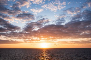 Büyüleyici yaz günbatımı manzarası Cornwall İngiltere 'deki tüm burnun dramatik gökyüzü