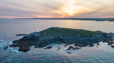 Cornwall 'daki Towan Burnu' nun muhteşem hava aracı görüntüsü. Güzel yaz sabahı.