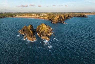 Cornwall 'daki Holywell Körfezi' nin canlı yaz günbatımında çekilmiş güzel hava aracı manzarası. 