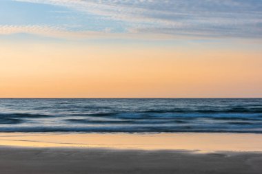 Güzel yaz günbatımında Cornwall 'daki Newquay plajının çarpıcı manzara gezisi görüntüsü