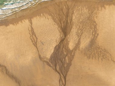 Cornwall 'daki Holywell Körfezi' nin canlı yaz günbatımında çekilmiş güzel hava aracı manzarası. 