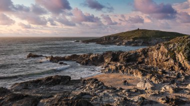 Cornwall 'da Towan Burnu' nda gün batımı harika. Güzel bir yaz akşamında.