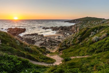 Cornwall 'da Towan Burnu' nda gün batımı harika. Güzel bir yaz akşamında.