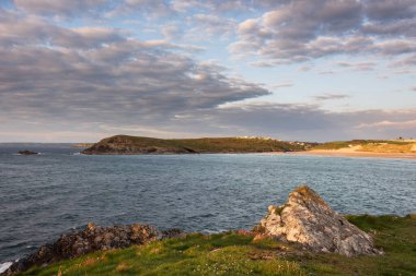 Büyüleyici yaz günbatımı manzarası Cornwall İngiltere 'deki tüm burnun dramatik gökyüzü