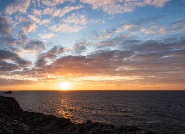 Büyüleyici yaz günbatımı manzarası Cornwall İngiltere 'deki tüm burnun dramatik gökyüzü