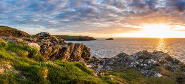 Büyüleyici yaz günbatımı manzarası Cornwall İngiltere 'deki tüm burnun dramatik gökyüzü