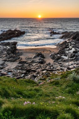 Cornwall 'da Towan Burnu' nda gün batımı harika. Güzel bir yaz akşamında.