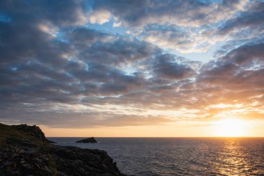 Büyüleyici yaz günbatımı manzarası Cornwall İngiltere 'deki tüm burnun dramatik gökyüzü