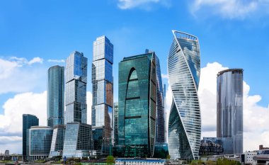 Ofis ve gökdelenler mavi gökyüzüne karşı. Şehrin modern iş bölgesi..