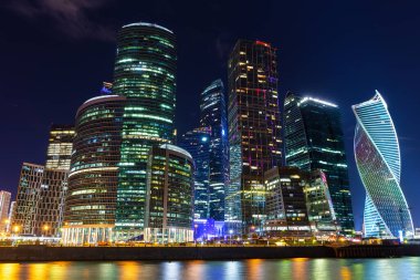 Ofis ve gökdelenler gün batımına karşı. Şehrin modern iş bölgesi..