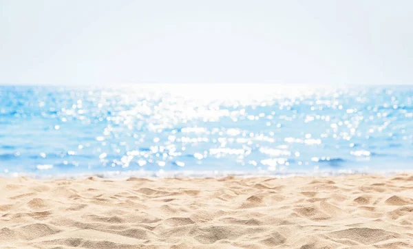 モルディブの美しい白い砂浜とターコイズブルーの水のパノラマ 穏やかな海と空のぼかしボケの光 砂の前景に焦点を当てる — ストック写真