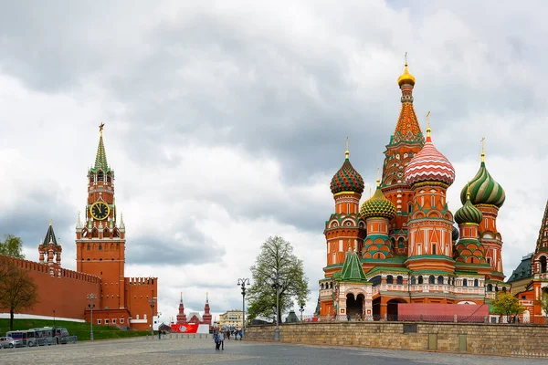 Catedral Basilio Plaza Roja Kremlin Moscú Con Torre Spasskaya Sobre Imagen de stock