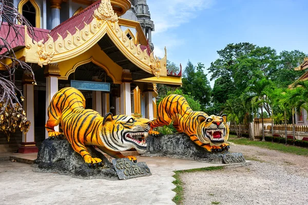 泰国克拉比的虎洞寺附近 佛教佛塔Tham Sua入口的老虎雕像 克拉比泰国传统庙宇入口处的两只老虎雕塑 图库图片