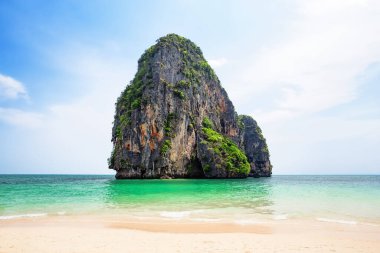 Krabi 'deki Ao Phra Nang plajı çok güzeldir. Ao Nang, Tayland. Tayland, Krabi 'de güneşli bir yaz gününde Phra Nang Sahili' nin güzel manzarası. Andaman Denizi 'ndeki harika sahil.