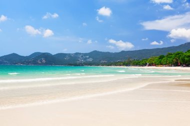 Koh Samui (Samui Adası), Tayland 'da Chaweng sahilinin turkuaz suyu ile güzel beyaz kumsal manzarası. İnanılmaz plaj sahnesi ve yaz tatili konsepti.. 