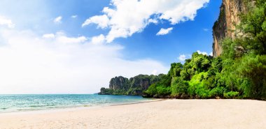 Krabi 'deki güzel kumlu Railay Sahili manzarası. Ao Nang, Tayland. Tayland, Krabi 'deki Railay plajının çarpıcı manzarası.