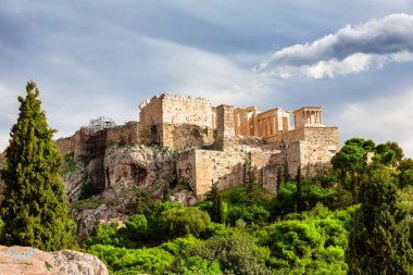 Atina ile Akropolis Tepesi, Yunanistan. Eski Akropolis, Atina 'nın Yunanistan' daki en ünlü simgesidir. Atina şehir merkezindeki antik Yunan harabeleri, antik Atina kentinin kalıntıları. Dünya Mirası Alanı.