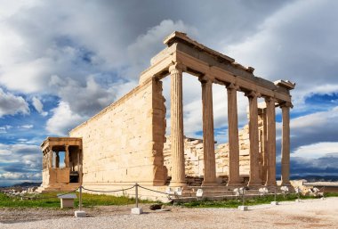 Yunanistan 'ın başkenti Atina' daki Akropolis 'te Sunch of the Caryatids ile günbatımında antik Echtheion Yunan tapınağı. Yunanistan 'daki Akropolis Tepesi' ndeki Erechtheion tapınağı ve Athene tapınağının kalıntıları.