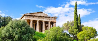 Antik Agora, Atina, Yunanistan 'daki Hephaestus Tapınağı Panoraması. Yunanistan 'ın başkenti Atina' daki Agora 'da bulunan mavi gökyüzü arka planına karşı antik Yunan Hephaestus tapınağının panoramik manzarası. 