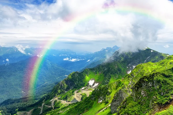 Erstaunliche Berglandschaft Einem Sonnigen Sommertag Mit Einem Regenbogen Himmel Berge — Stockfoto