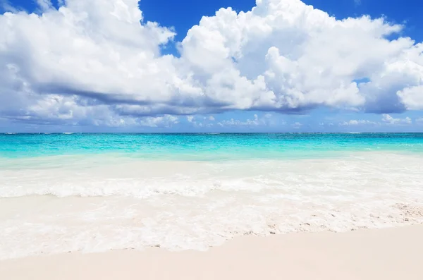 多明尼加共和国蓬塔卡纳美丽的热带白沙滩和晴天碧绿的大海景观 空旷的热带海滩背景 地平线上的天空和白沙 — 图库照片