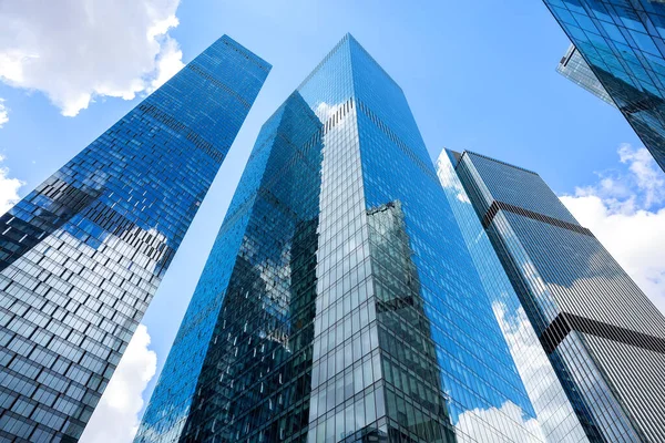 Moderne Glassilhouetten Von Wolkenkratzern Der Stadt Blick Von Unten Auf — Stockfoto