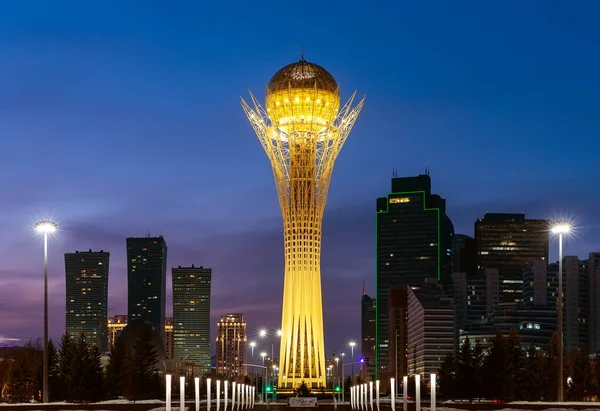Silhouetten Van Wolkenkrabbers Bij Zonsondergang Het Centrum Van Astana Stad Stockafbeelding
