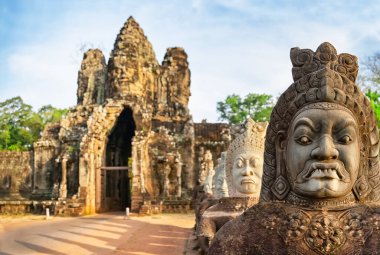 Kamboçya 'daki Angkor Thom' un güney kapısı savaşçılar ve iblislerle dolu, Siem Reap. Angkor Thom, Angkor Wat, Siem Reap, Kamboçya.