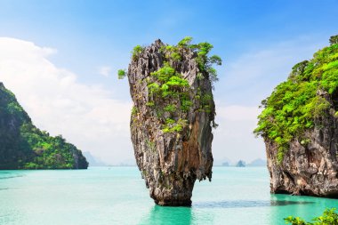 Tayland 'ın Phuket yakınlarındaki ünlü James Bond adası. Phang Nga Körfezi, Tayland 'da James Bond Adası' nın turkuaz suyla çekilmiş seyahat fotoğrafı..