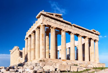 Güneşli bir günde Parthenon tapınağı. Atina, Yunanistan 'da Akropolis. Parthenon, Yunanistan 'daki Atinalı Akropolis tapınağı olup tanrıça Athena' ya adanmıştır..