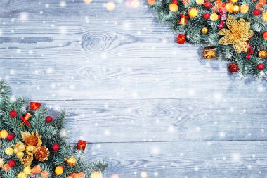 Noel ağacı dalları ve oyuncaklar eski ahşap masa üzerinde bokeh ışığı. Güzel Noel arkaplanı.