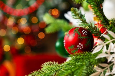 Mutlu Noeller ve mutlu noeller. Noel ağacı ve Noel süslemeleri toplar ve bokeh ışığıyla.