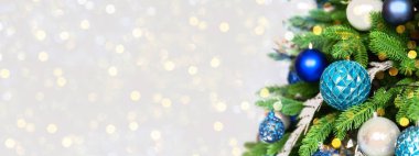 Noel ağacı süslemeleri ve toplarıyla altın arka planda bokeh ışıkları. Mutlu Noeller ve mutlu yıllar tebrik kartı. Kış tatili geçmişi.