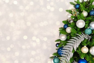 Noel ağacı süslemeleri ve gümüş arka planda topları olan altın bokeh ışıkları olan. Mutlu Noeller ve mutlu yıllar tebrik kartı. Kış tatili geçmişi.