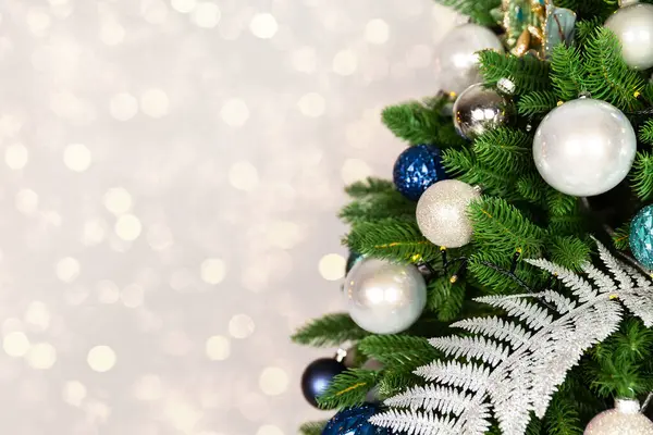Noel ağacı süslemeleri ve toplarıyla altın arka planda bokeh ışıkları. Mutlu Noeller ve mutlu yıllar tebrik kartı. Kış tatili geçmişi.