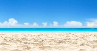 Yazın arka planında bulanık gökyüzü olan güzel kumlu plaj. Beyaz kum ve turkuaz suyu olan tropik plaj manzarası. Seyahat yaz tatili kavramı.