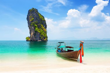 Tayland geleneksel uzun kuyruklu teknesi ve Tayland 'ın Krabi eyaletindeki Koh Poda adasında güzel kumlu plajlar..