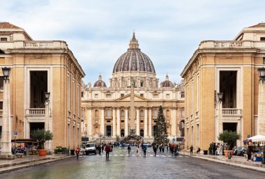 Vatikan 'daki Aziz Peter Bazilikası' nın mavi gökyüzü arka planına karşı görüntüsü, Roma, İtalya. Vatikan 'da Aziz Peter Bazilikası Roma, İtalya ve Via della Conciliazione caddelerinde.