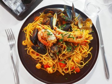 Klasik İtalyan deniz ürünleri makarnası, midye, midye, karides ve deniz ürünleri karışımı. Marinara soslu spagetti makarna..