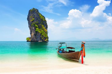 Tayland geleneksel uzun kuyruklu teknesi ve Tayland 'ın Krabi eyaletindeki Koh Poda adasında güzel kumlu plajlar..