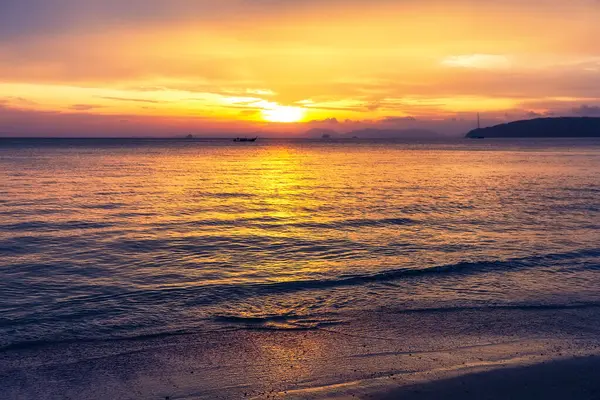 Ao Nang, Tayland 'da gün batımında inanılmaz bulutlar ve dalgalar. Güzel gün batımı doğa arkaplanı.