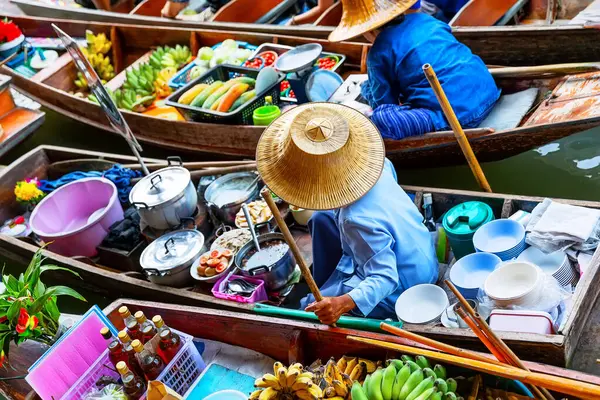 Bangkok, Tayland yakınlarındaki Damnoen Saduak 'ta geleneksel yüzen pazar. Damnoen Saduak Yüzen Pazarı 'ndaki satıcılar, Tayland' daki Bangkok.