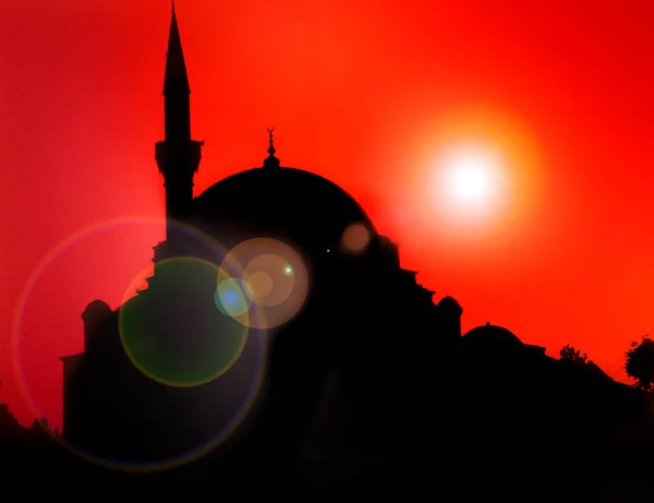 伊斯坦布尔的清真寺在日落时带着镜头照明弹 图库图片
