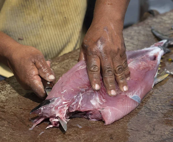 Человек Режет Свежую Рыбу Открытом Рынке — стоковое фото