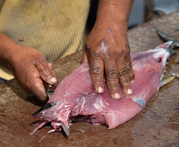 Person Schneidet Frischen Fisch Auf Offenem Markt Stockbild