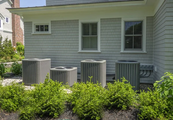 Wärmepumpen Für Klimaanlage Und Heizung Eines Modernen Hauses Stockfoto