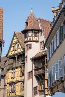Colmar, Alsace, Fransa 'da renkli yarı keresteli evler