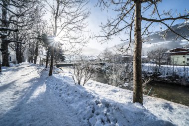 Güneşli bir günde güzel kar dağları manzarası